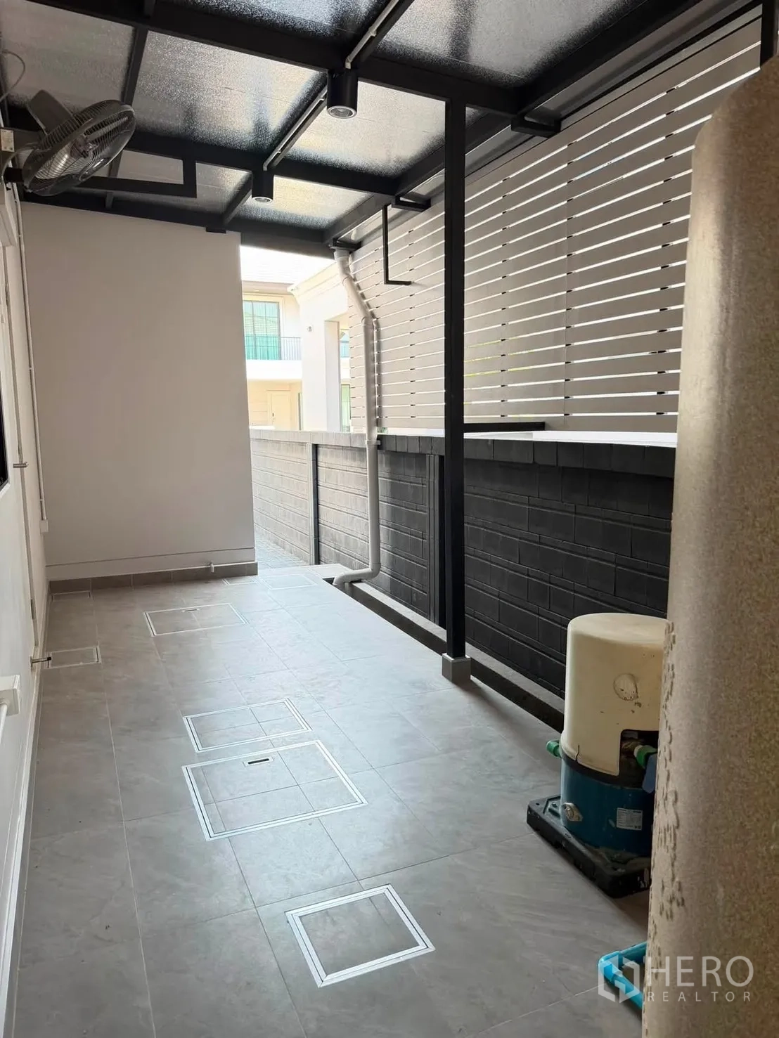 บ้านเดี่ยว for rent or sale in Prawet, Bangkok - พื้นที่อเนกประสงค์มีหลังคาและระแนง กันมองเห็น พื้นกระเบื้อง
