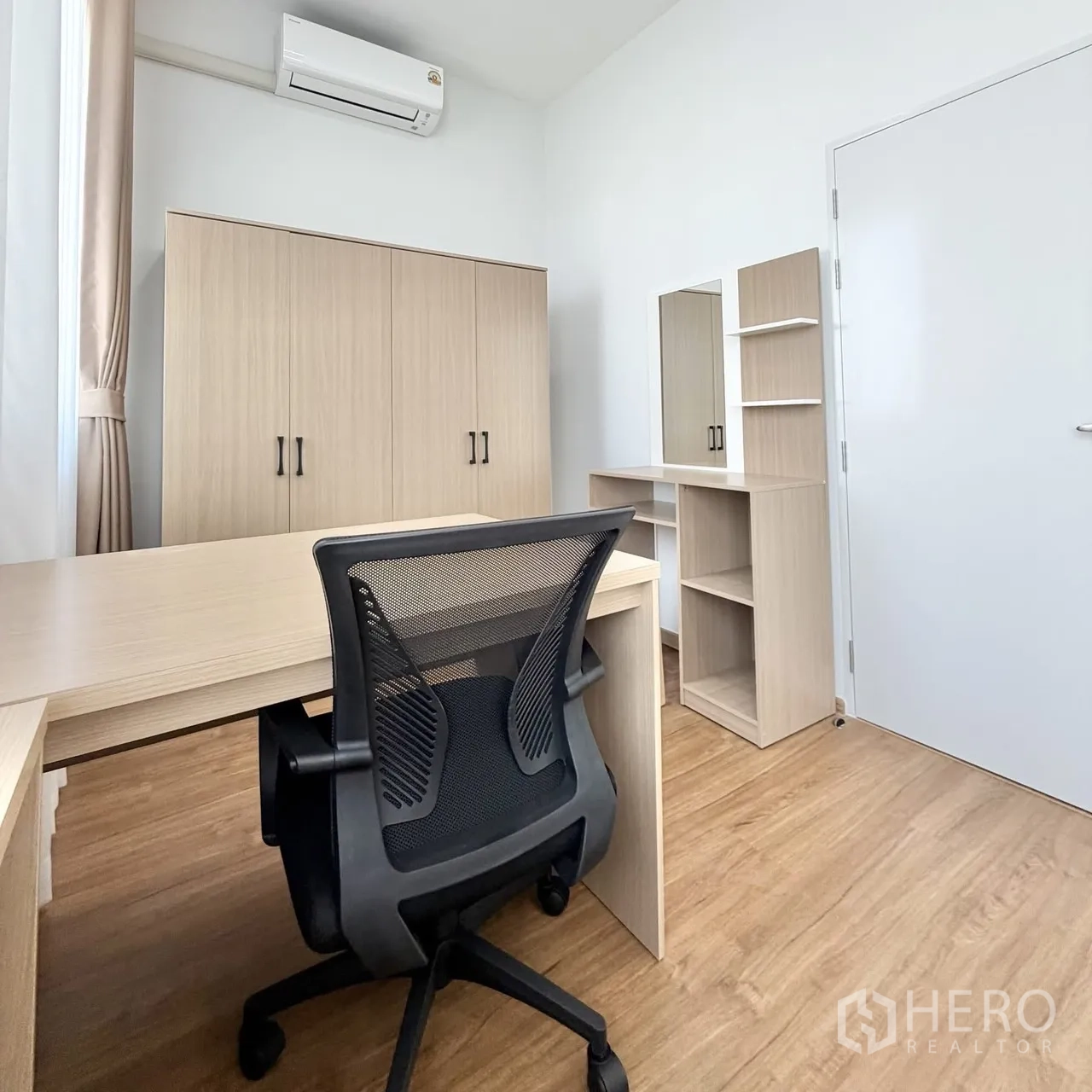 联排别墅 for rent in Bang Phli, Samut Prakan - 书房/卧室，带书桌、网面椅、衣柜与空调