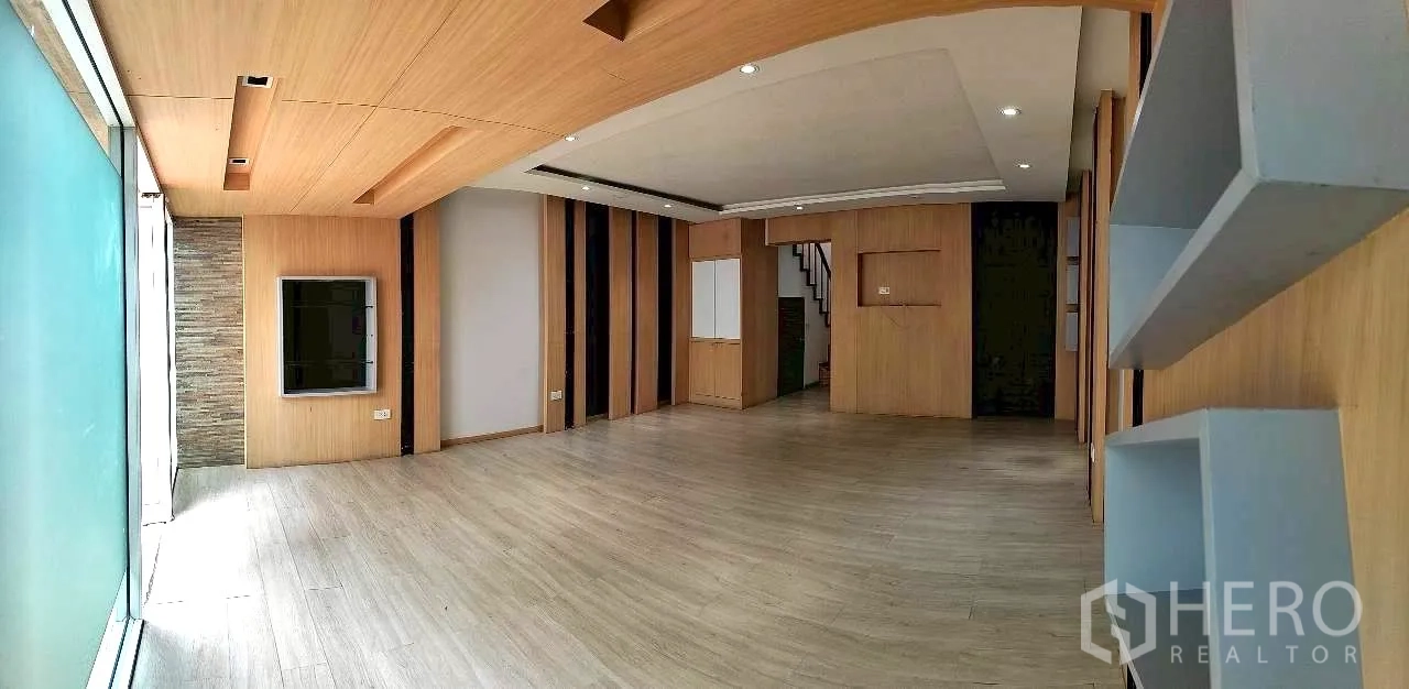 家庭办公室 for rent in Watthana, Bangkok - 宽敞木质地板办公层，内置置物架与磨砂玻璃立面。