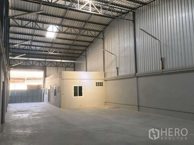 货栈 出租在Mueang Samut Prakan, Samut Prakan - 宽敞高挑仓库内部，钢桁架与混凝土地面并有采光窗。