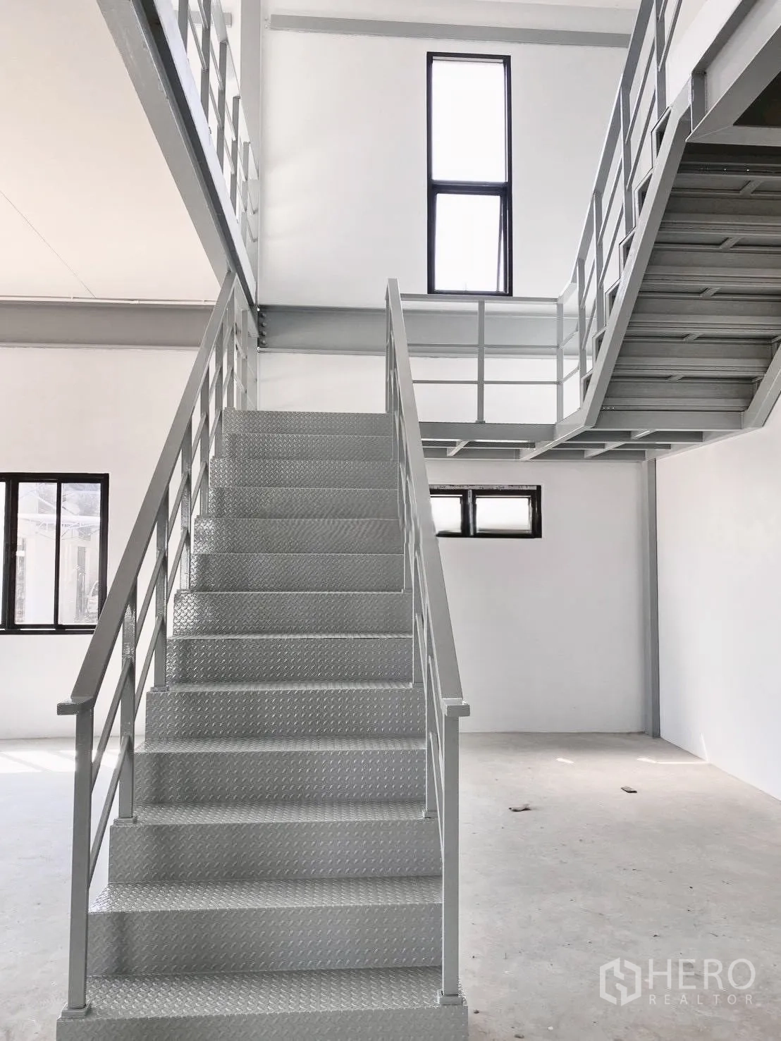 โกดัง for rent in Bang Bo, Samut Prakan - โถงบันไดเหล็กในส่วนสำนักงานพร้อมหน้าต่างสูง