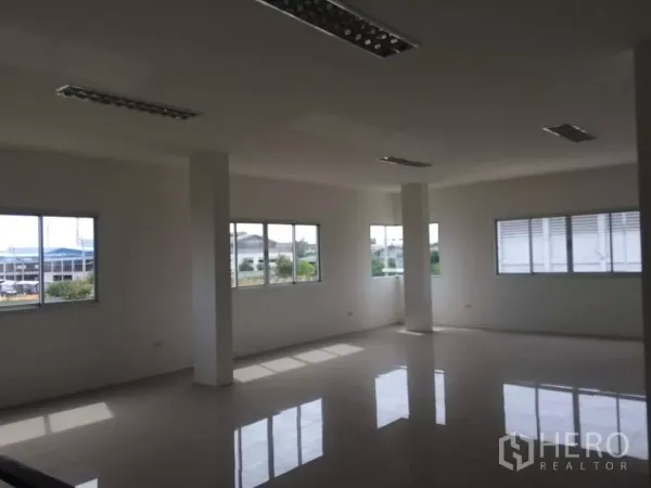 工厂 出售在Mueang Samut Prakan, Samut Prakan - 采光充足的开放式办公室，双侧大窗与亮面地砖。