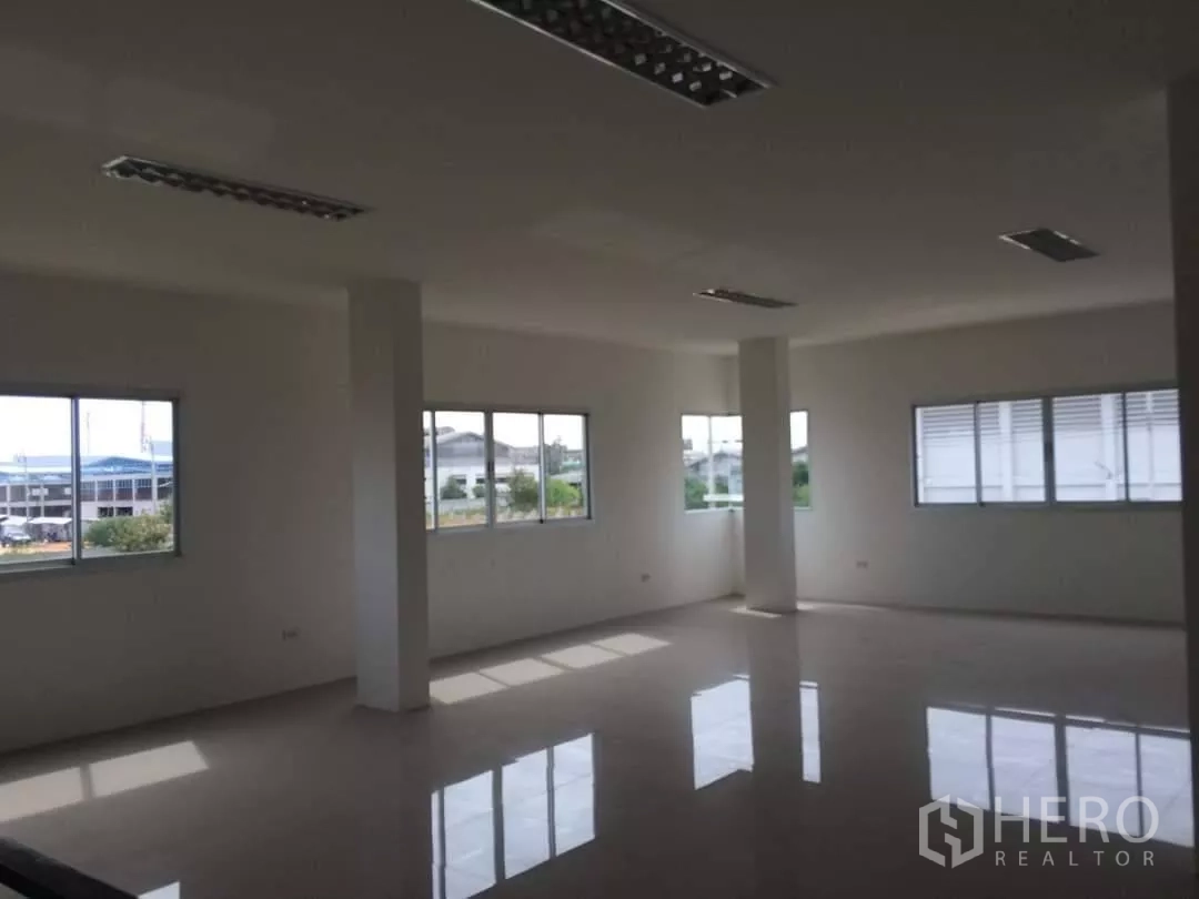 工厂 出售在Mueang Samut Prakan, Samut Prakan - 采光充足的开放式办公室，双侧大窗与亮面地砖。