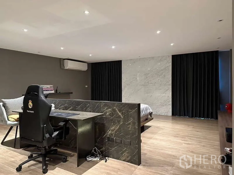Townhouse for rent in Yan Nawa, Bangkok - Large bedroom suite with study desk, partition wall and blackout drapes.