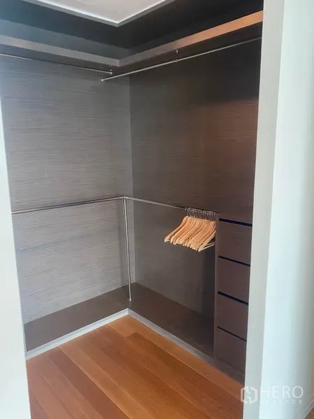 公寓 出租或出售在Khlong San, Bangkok - 步入式衣帽间，带搁架、抽屉和挂衣杆。