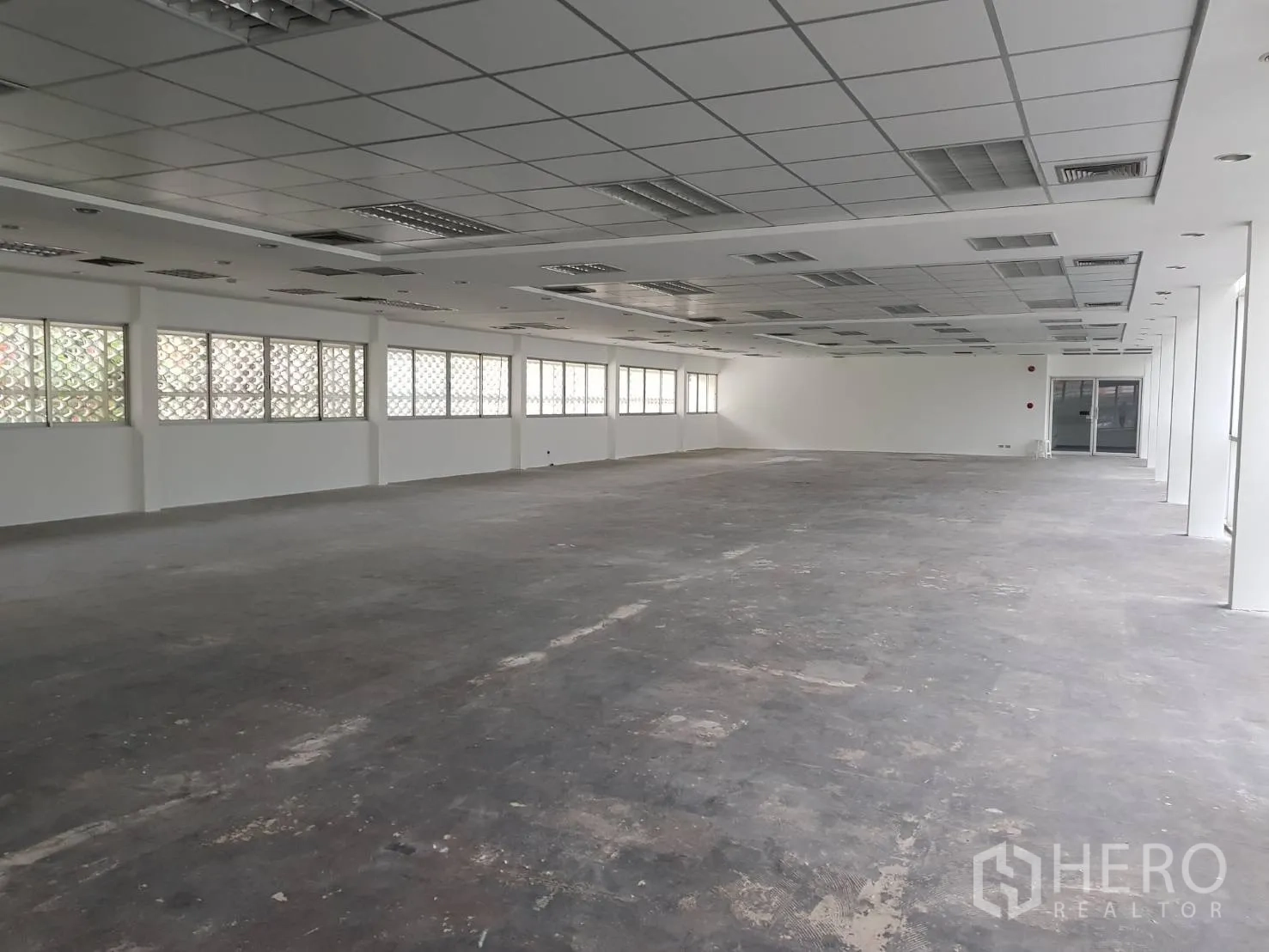 办公空间 出租在Khlong Toei, Bangkok - 宽阔办公空间，带花格窗与嵌入式照明