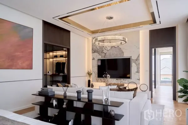 Detached House for sale in Lat Phrao, Bangkok - Elegant master suite sitting area with feature wall, circular chandelier and walk-in-closet entry.