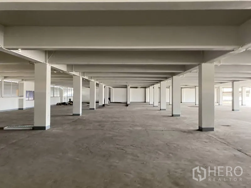 Factory for sale in Khlong Luang, Pathum Thani - Expansive columned floor plate suitable for storage or assembly lines.