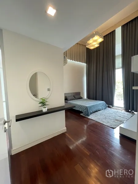 Townhouse for rent or sale in Chatuchak, Bangkok - Bedroom entry with floating vanity shelf, tall drapes and polished wooden floor.
