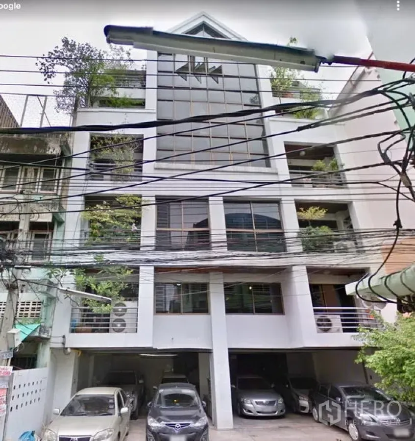 สำนักงาน ให้เช่าในRatchathewi, Bangkok - อาคารสำนักงานทรงสูงกลางเมือง หน้ากระจกบานใหญ่ ระเบียงมีต้นไม้ และที่จอดรถใต้อาคาร