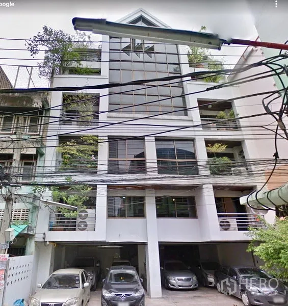 สำนักงาน ให้เช่าในRatchathewi, Bangkok - อาคารสำนักงานทรงสูงกลางเมือง หน้ากระจกบานใหญ่ ระเบียงมีต้นไม้ และที่จอดรถใต้อาคาร