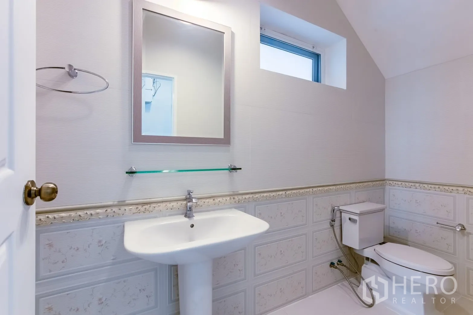 บ้านเดี่ยว for rent in Bang Na, Bangkok - ห้องน้ำสว่างพร้อมอ่างล้างหน้าทรงตั้งพื้น กระจกบานใหญ่ และโถสุขภัณฑ์ใต้หน้าต่างเล็ก