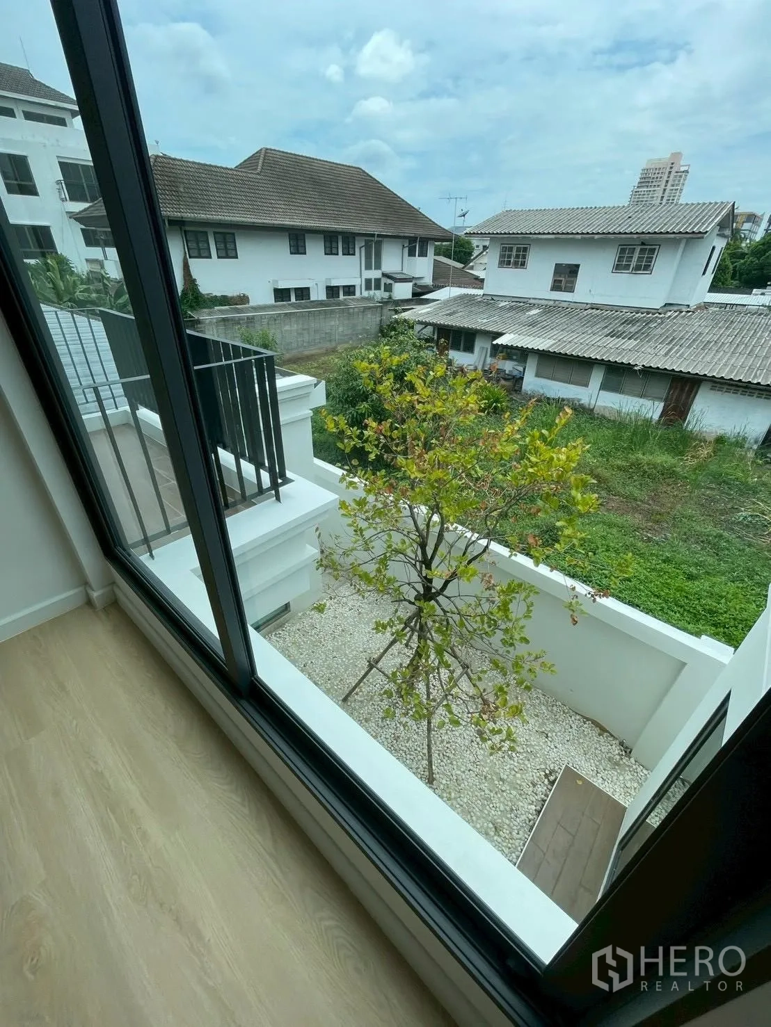 บ้านเดี่ยว for sale in Chatuchak, Bangkok - มุมมองจากหน้าต่างสู่สวนหย่อมภายในบ้าน ต้นไม้และโรยหินขาว