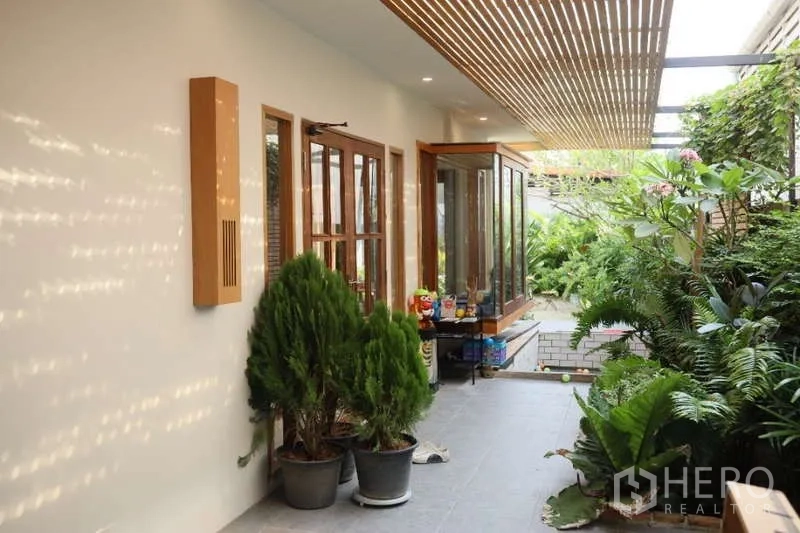 独立式住宅 出租在Lat Phrao, Bangkok - 有顶步道，两侧绿植与木格栅顶