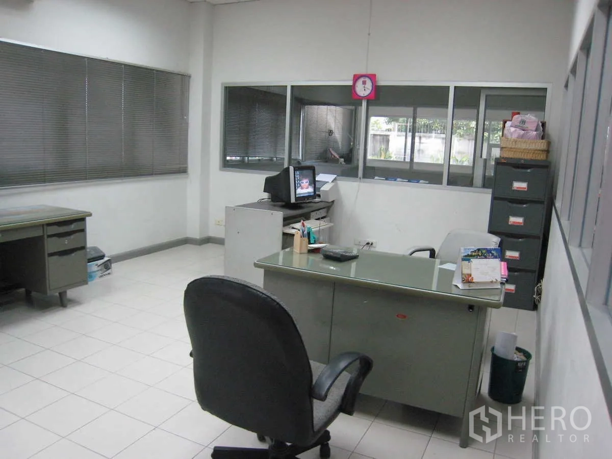 โรงงาน ให้เช่าในLat Lum Kaeo, Pathum Thani - ห้องทำงานส่วนตัวพร้อมโต๊ะ เก็บเอกสาร และพื้นกระเบื้อง