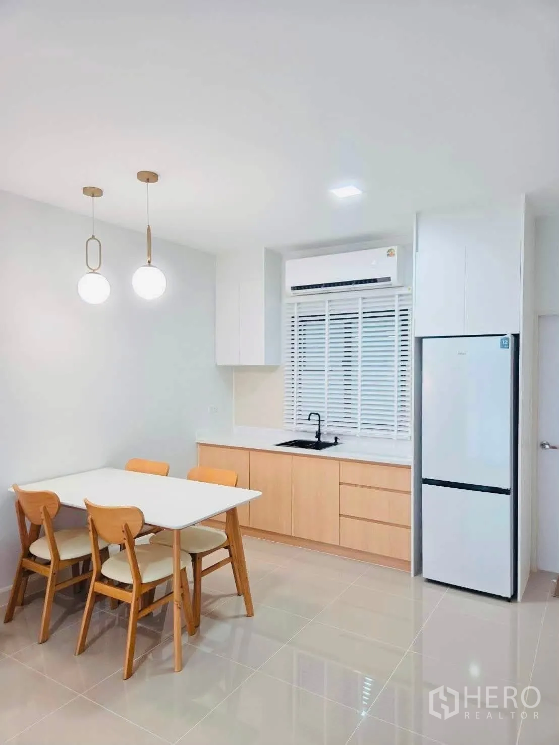 ทาวน์เฮาส์ for rent in Bang Phli, Samut Prakan - โซนทานข้าวติดแพนทรีครัว มีโคมไฟห้อยและตู้เย็น.