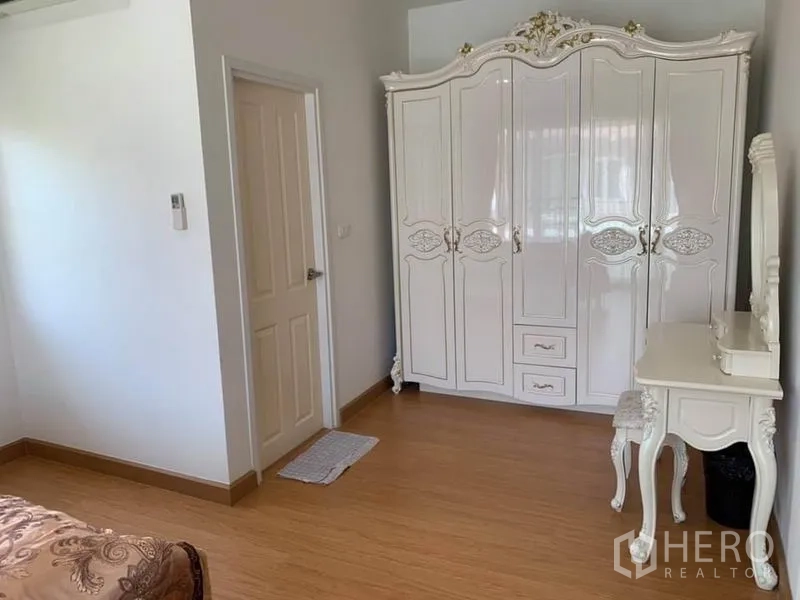 Detached House for sale in Suan Luang, Bangkok - Bedroom corner featuring glossy white wardrobe and matching dressing table.