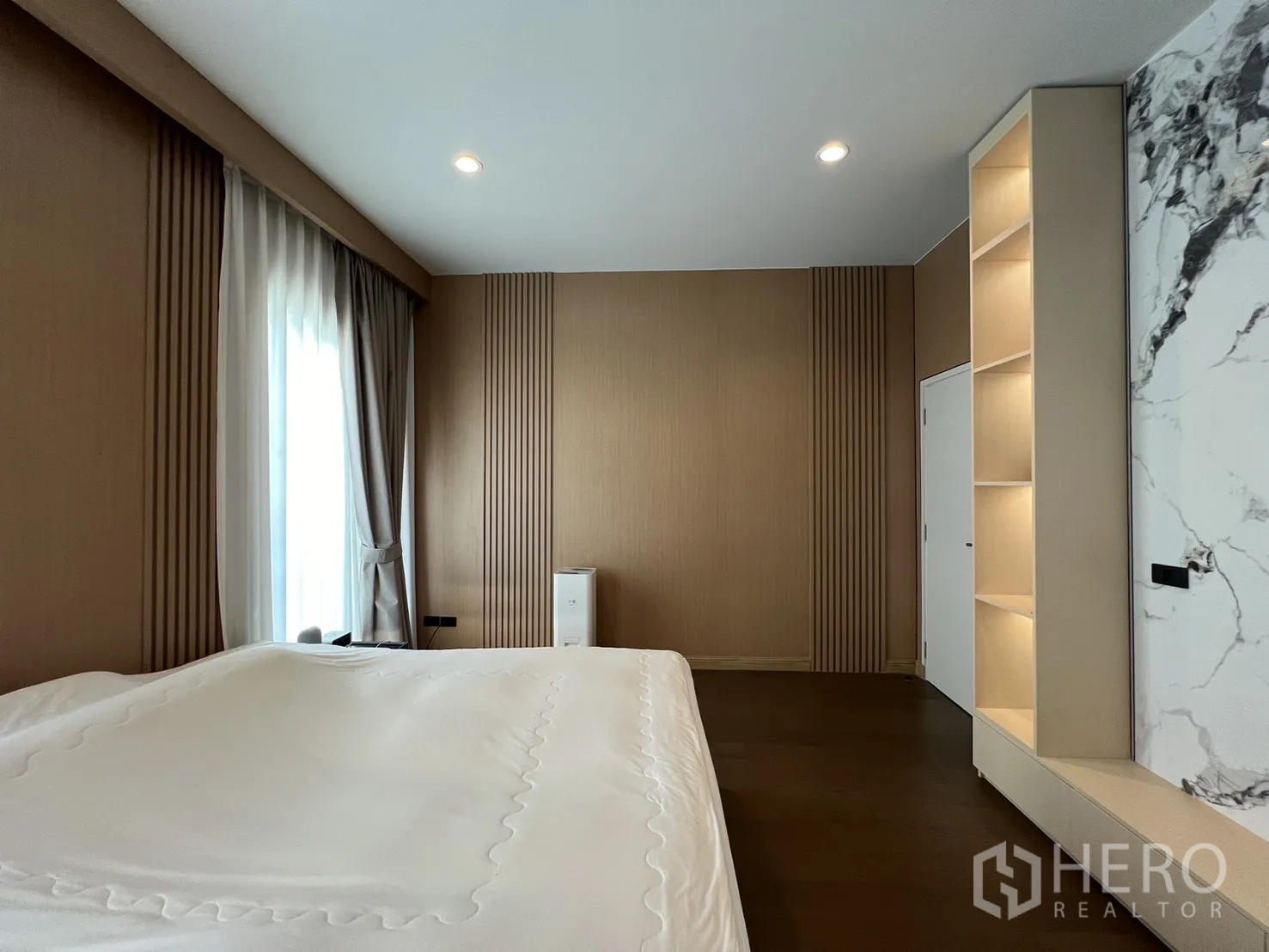 独立式住宅 出租或出售在Mueang Pathum Thani, Pathum Thani - 客卫，玻璃淋浴房、台盆与坐便。