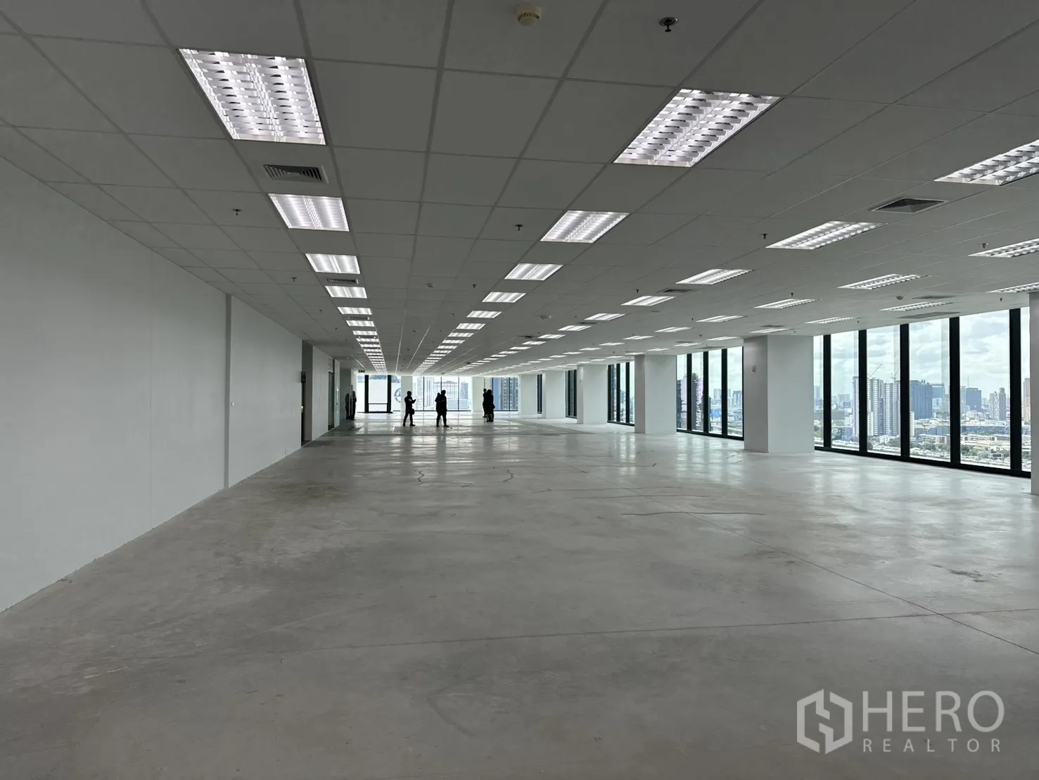 ออฟฟิศ for rent in Ratchathewi, Bangkok - พื้นที่สำนักงานแบบเปิดโล่ง เพดานหลุมพร้อมไฟ และผนังกระจกสูงมองเห็นวิวเมืองกว้างไกล