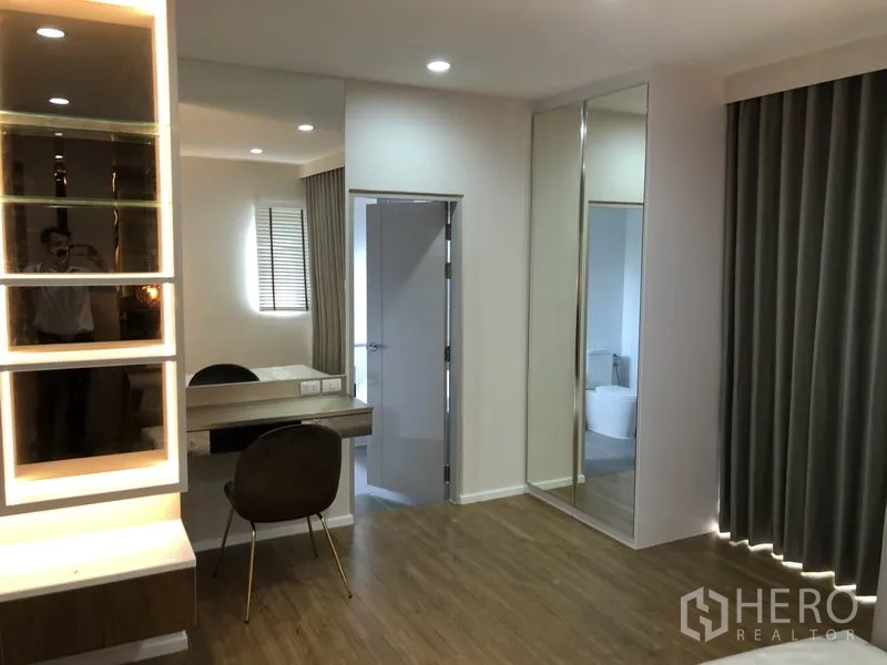 Detached House for rent in Prawet, Bangkok - Master dressing area with illuminated shelves, vanity desk and mirrored wardrobe.
