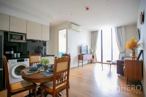 公寓 出售在Khlong Toei, Bangkok - 开放式客餐厅，落地窗、木地板与紧凑厨房。