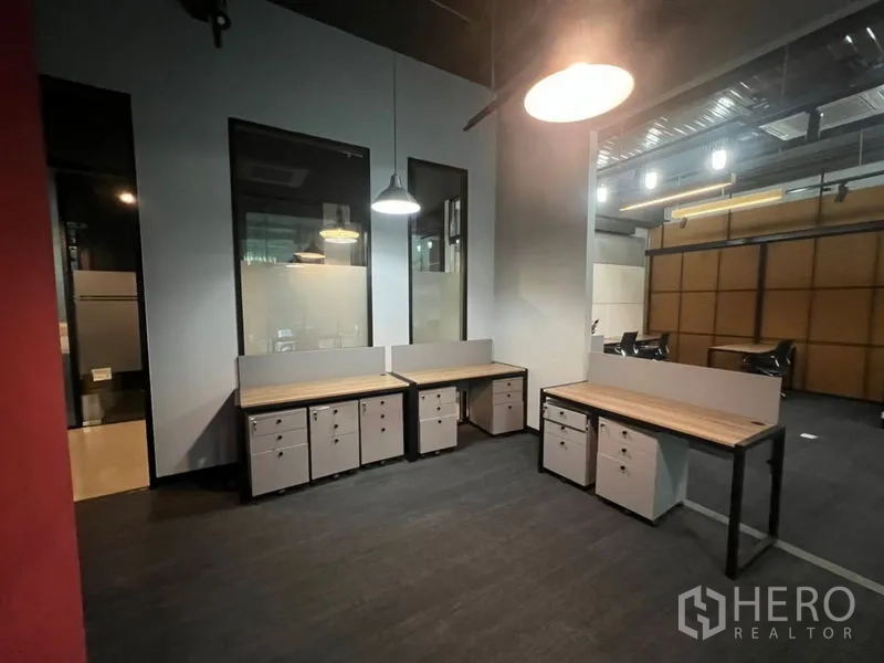 สำนักงาน ให้เช่า - พื้นที่ทำงานแบบโอเพ่นพร้อมโต๊ะท็อปไม้ ลิ้นชัก และไฟแขวนสไตล์ลอฟต์ข้างผนังกระจก