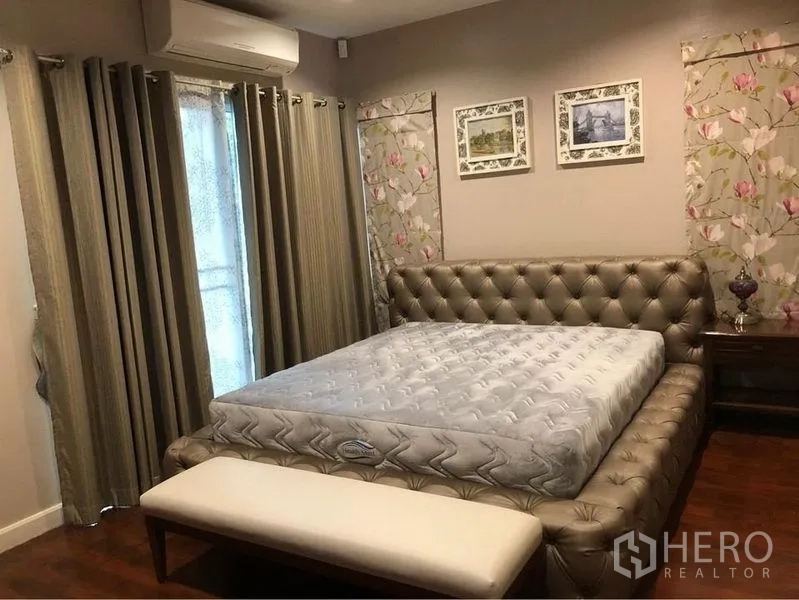 บ้าน ให้เช่าหรือขายในPrawet, Bangkok - ห้องนอนติดแอร์ เตียงบุนวมพร้อมม้านั่ง ปิดทึบด้วยผ้าม่านลายดอก