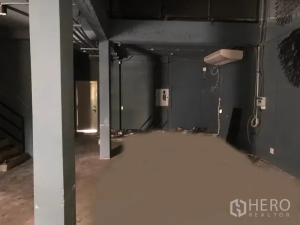 店屋 出租在Watthana, Bangkok - 开间较深的楼层，立柱支撑，挂墙空调与电箱已装好。