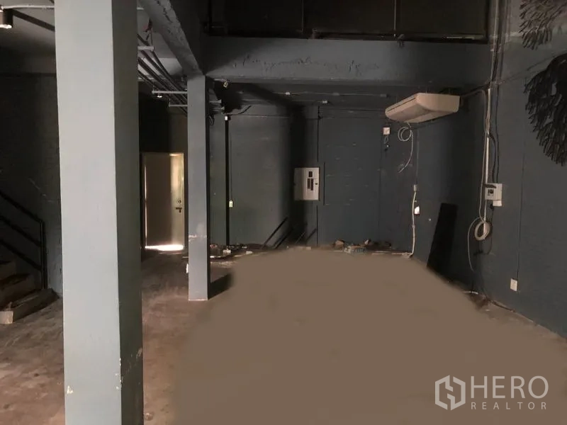 店屋 出租在Watthana, Bangkok - 开间较深的楼层，立柱支撑，挂墙空调与电箱已装好。