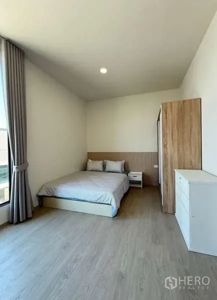 Townhouse for rent in Bang Phli, Samut Prakan - Spacious bedroom with double bed, wardrobe, dresser and floor-to-ceiling window.