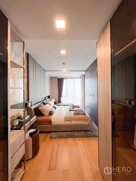 公寓 出租在Watthana, Bangkok - 镜面衣柜走道通向木地板主卧。