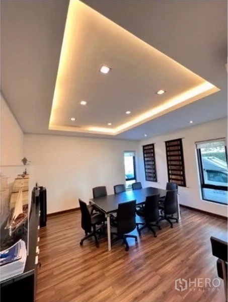 คลังสินค้า ให้เช่าในBang Phli, Samut Prakan - ห้องประชุมพื้นไม้ ไฟฝ้าซ่อนแสง และหน้าต่างบานใหญ่