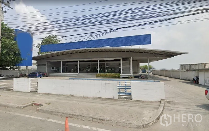 คลังสินค้า ให้เช่าในBang Phli, Samut Prakan - ด้านหน้าโกดังสมัยใหม่ในบางพลี หลังคาทรงโค้ง ทางเข้าแบบรั้วกั้นและทางเข้า–ออกกว้าง