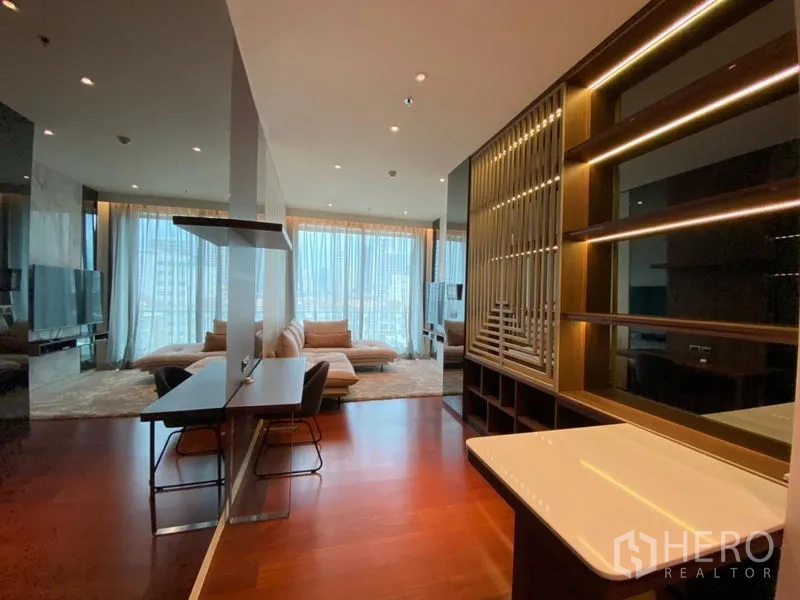 公寓 出租或出售在Watthana, Bangkok - 公寓开放式全景，发光木质隔断、工作台与临窗景观。