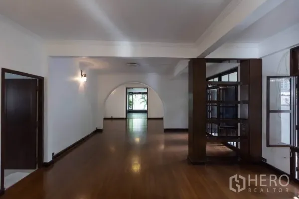 独立式住宅 出租在Pathum Wan, Bangkok - 长形会客区，内置木柜与拱门景观面向花园。
