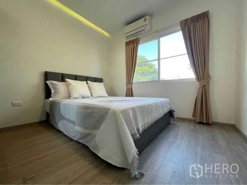 บ้าน ให้เช่าในPrawet, Bangkok - ห้องนอนรองสว่าง เตียงดับเบิล หน้าต่างและพื้นไม้