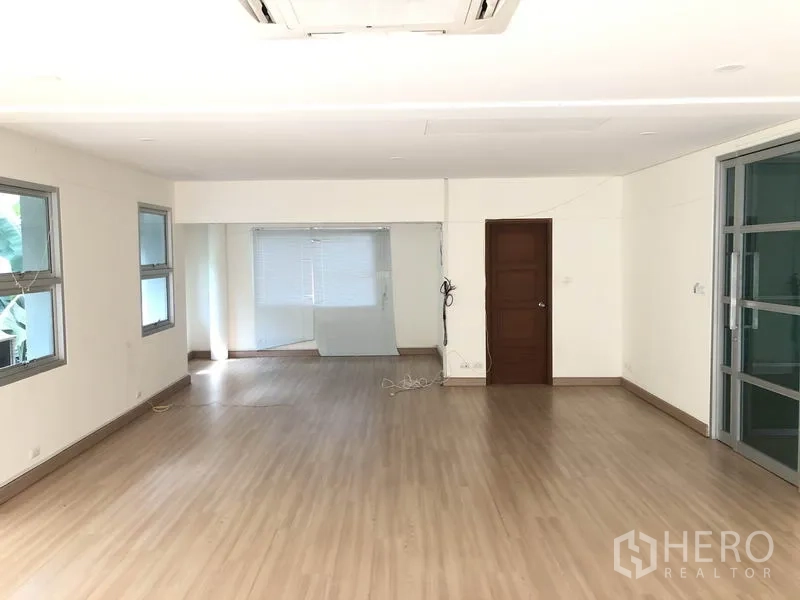 带办公室的家 出租在Wang Thonglang, Bangkok - 大开间房间，木纹地板、窗户与木门。