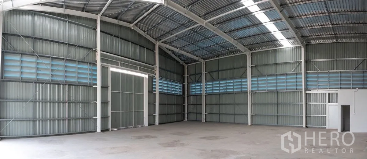 货栈 出租在Khlong Luang, Pathum Thani - 无柱跨仓库大厅，天窗与百叶通风，混凝土地面。