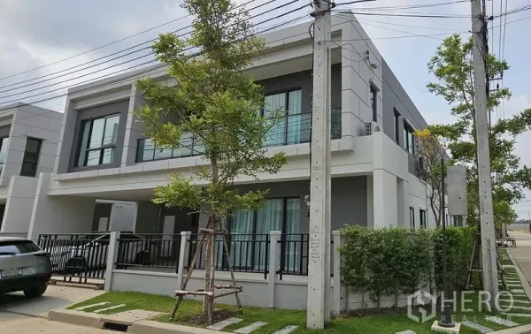 独立式住宅 出租在Bang Phli, Samut Prakan - 转角视角的当代别墅，带围栏花园与车道。
