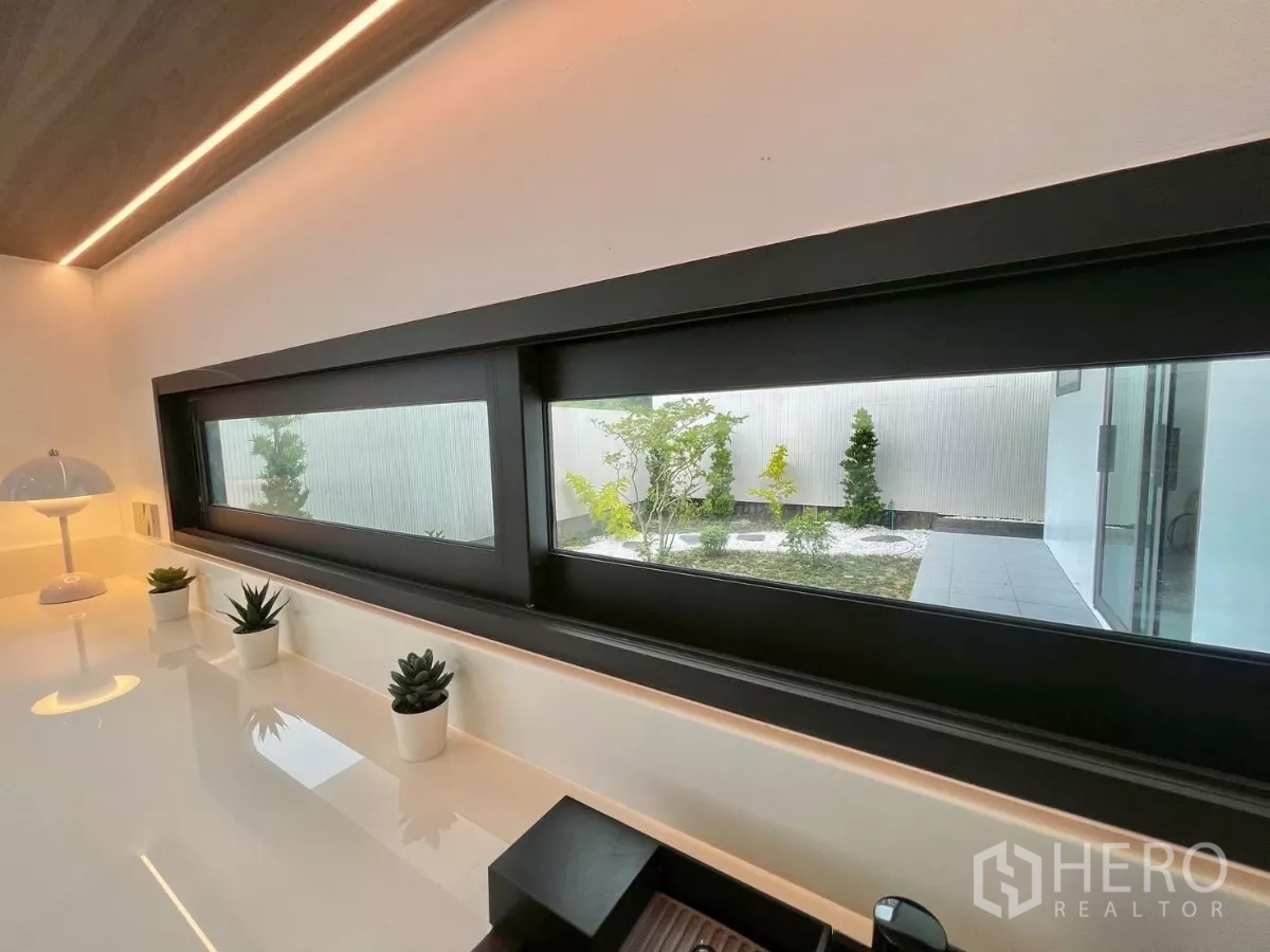 บ้าน ขายในPrawet, Bangkok - หน้าต่างครัวยาวแนวนอน มองเห็นสวนคอร์ตยาร์ดแบบมินิมอล