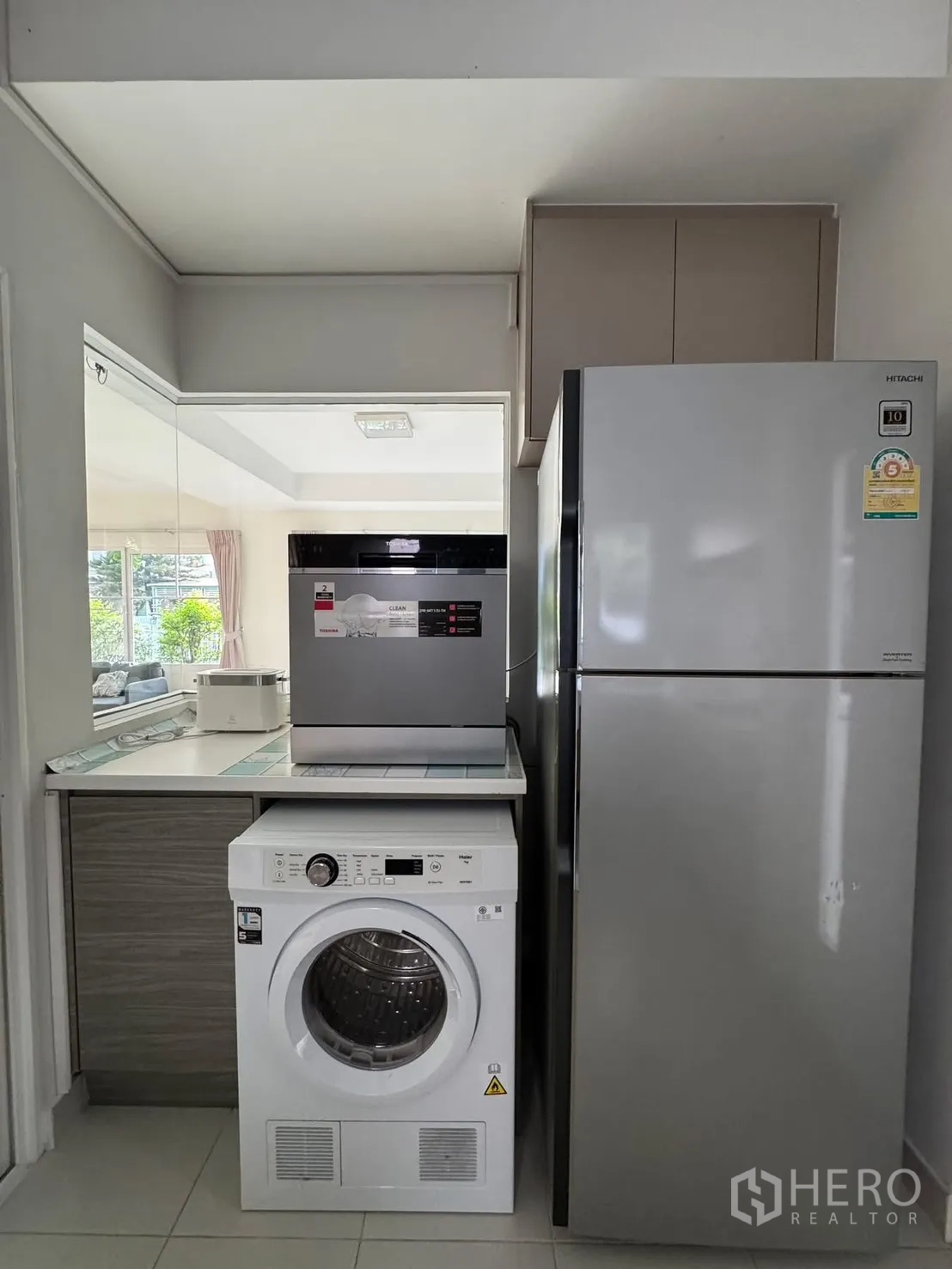 บ้านเดี่ยว for rent in Bang Phli, Samut Prakan - มุมซักล้างและเครื่องใช้ไฟฟ้า มีเครื่องซักผ้า ไมโครเวฟ และตู้เย็น