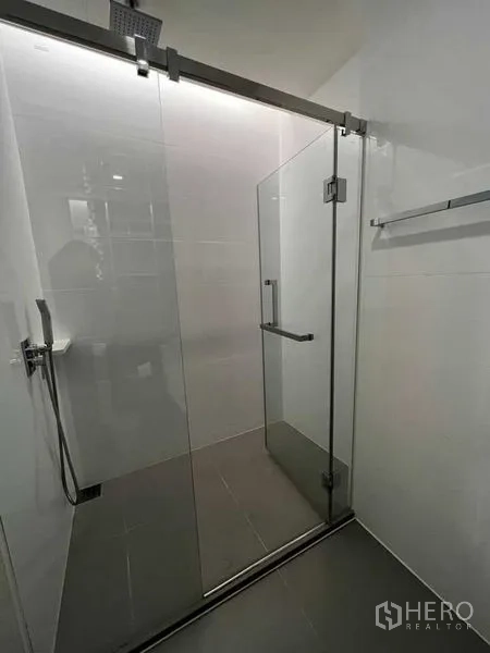 公寓 出租在Watthana, Bangkok - 玻璃淋浴间，顶喷与手持花洒。