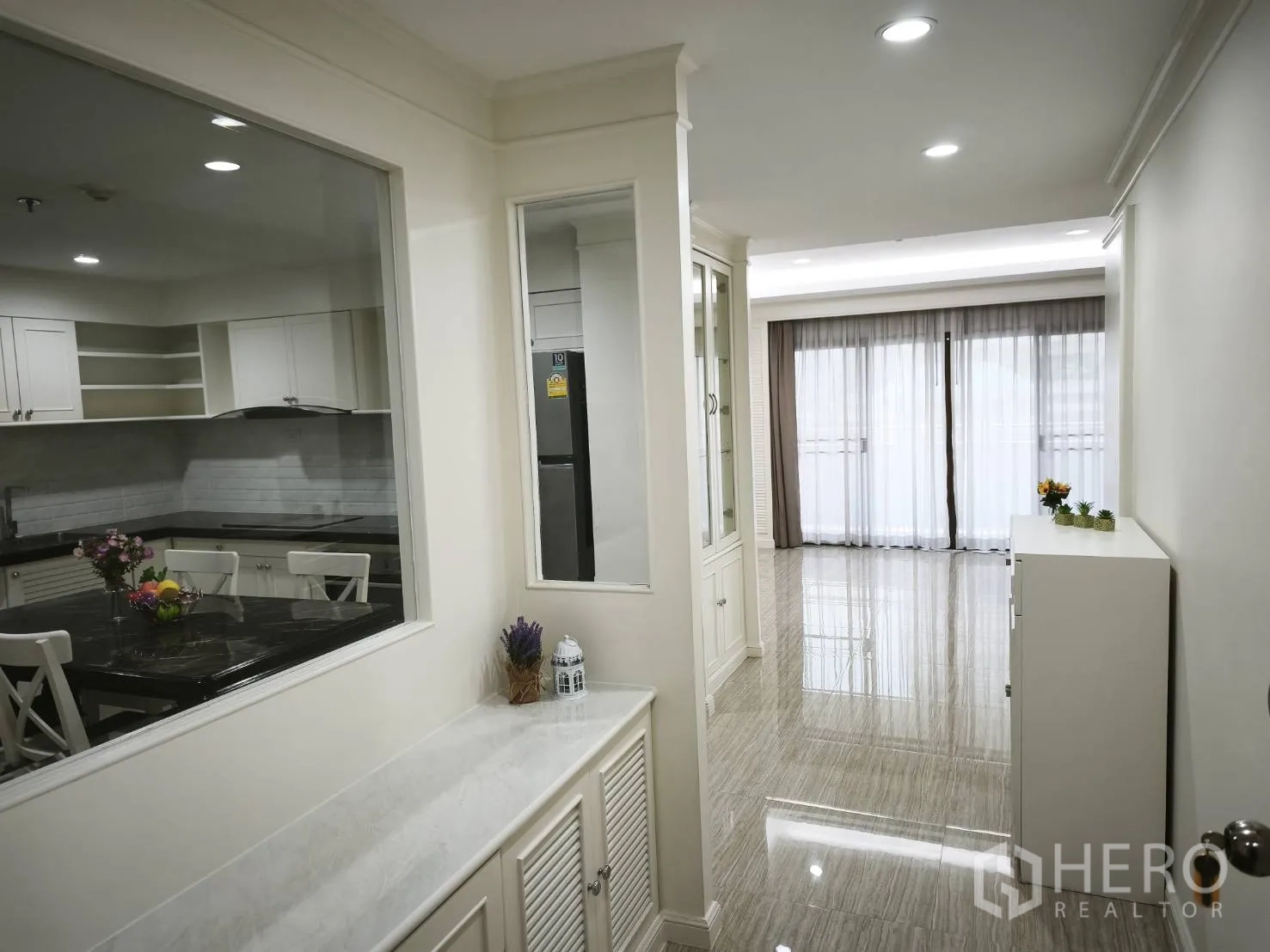 คอนโด for rent in Watthana, Bangkok - โถงทางเข้าสว่างพร้อมตู้บิลท์อิน ผนังกระจกกั้นครัว และประตูกระจกบานเลื่อนออกสู่ระเบียง