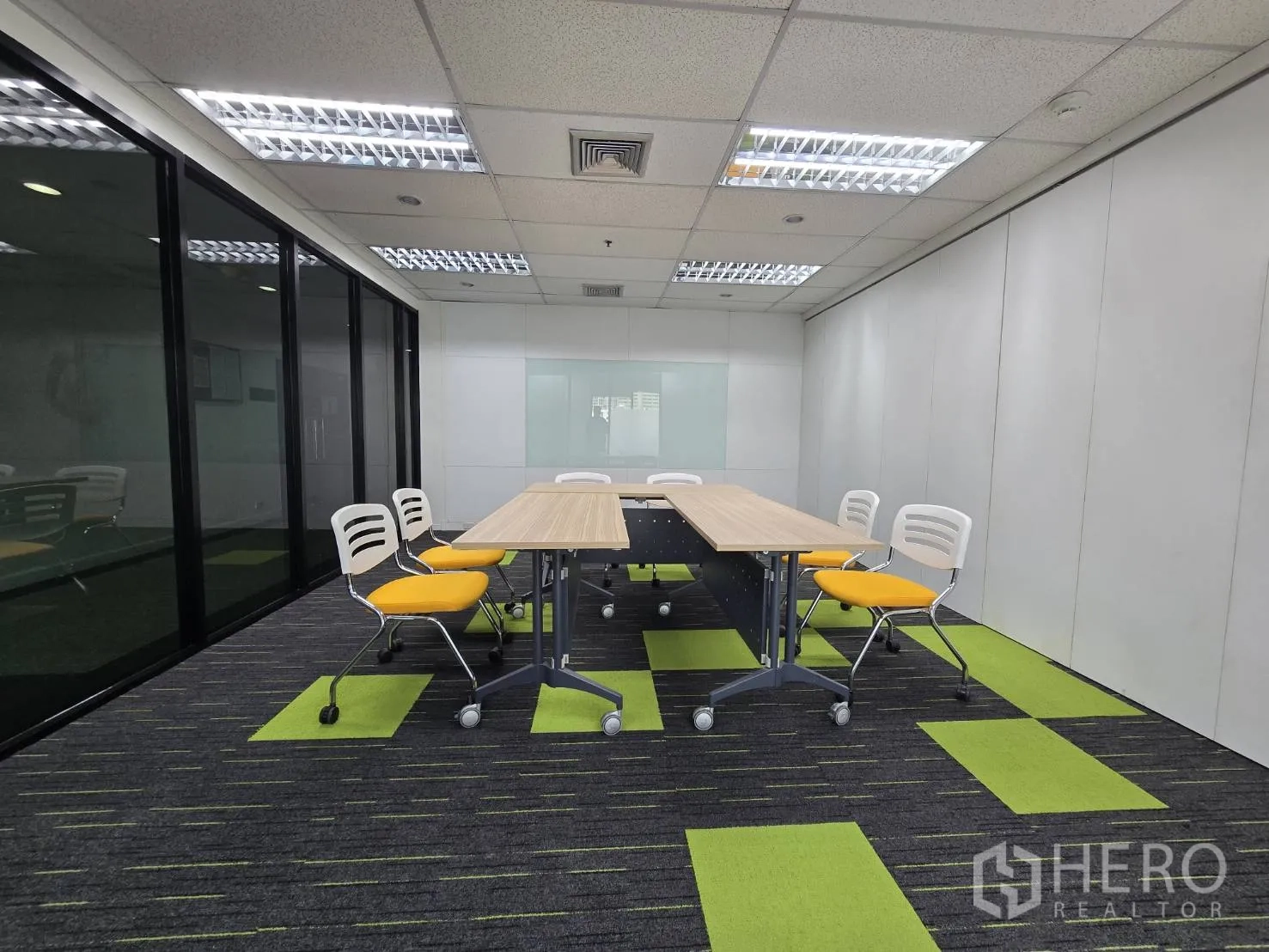 ออฟฟิศ for rent in Watthana, Bangkok - ห้องประชุมมีโต๊ะล้อเลื่อน เก้าอี้สีเหลือง และไวท์บอร์ดติดผนัง.