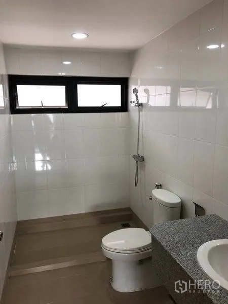 Home Office for rent in Khlong Toei, Bangkok - Bathroom with walk-in shower area, toilet, vanity and horizontal window.
