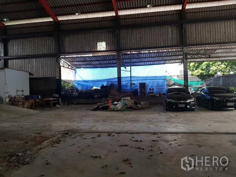 货栈 出租在Thung Khru, Bangkok - 仓库侧边有雨棚车位与通风百叶墙面。