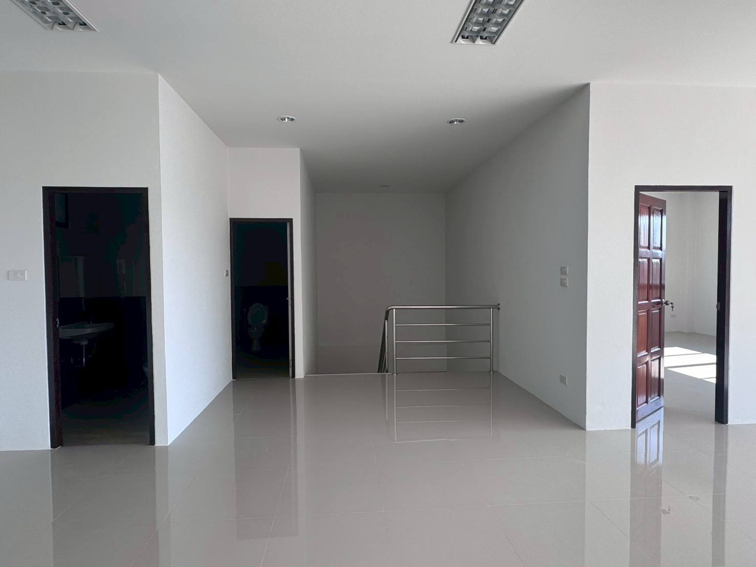 โรงงาน ขายในMueang Samut Sakhon, Samut Sakhon - โถงบันไดชั้นบน มีประตูหลายห้อง ราวสแตนเลส และพื้นกระเบื้องมันวาว