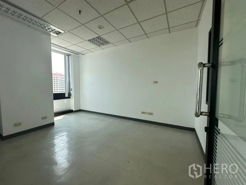 办公空间 出租在Khlong Toei, Bangkok - 采光良好的独立办公室，瓷砖地面，窗外可见城市景观。