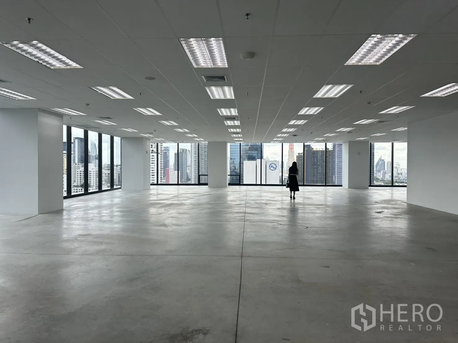 办公室 for rent in Ratchathewi, Bangkok - 通透办公空间，落地玻璃外是开阔城市景观。