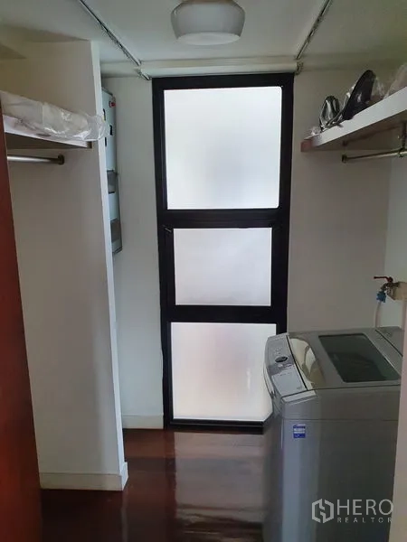 公寓 出售在Watthana, Bangkok - 洗衣区，配洗衣机、磨砂玻璃门与储物架。